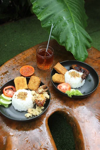 Sensasi Hangat Kuliner Tradisional di Rumah Makan Teras Rumah Nenek